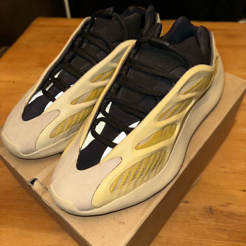 Adidas Yeezy 700